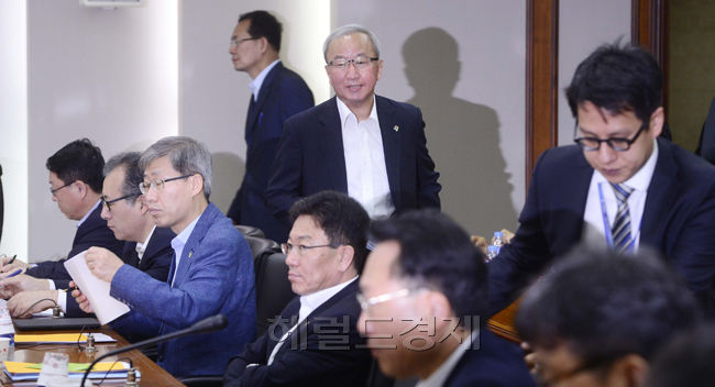 현오석(정무직공무원/기획재정부장관/부총리)
현오석 경제부총리 겸 기획재정부 장관이 5일 오전 서울 여의도 수출입은행에서 2013년 제8차 경제관계장관회의를 개최하고 모두발언을 하고 있다. 현 부총리는 이날 ‘직장어린이집 확대방안’, ‘보존 부적합 국유재산 정리 및 관리 강화방안’ 등에 대해 논의했다.