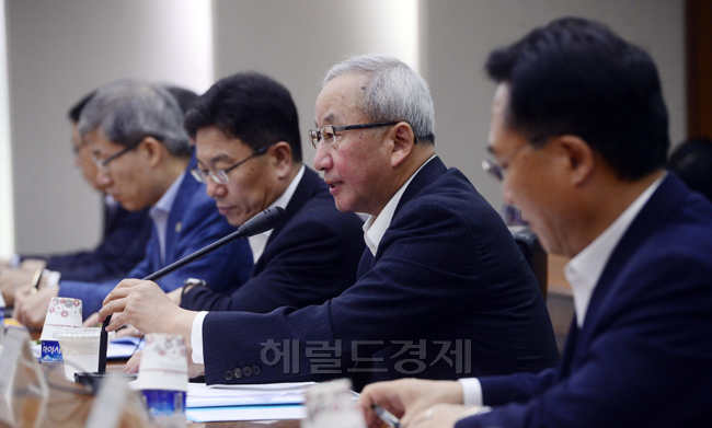 현오석(정무직공무원/기획재정부장관/부총리)
현오석 경제부총리 겸 기획재정부 장관이 5일 오전 서울 여의도 수출입은행에서 2013년 제8차 경제관계장관회의를 개최하고 모두발언을 하고 있다. 현 부총리는 이날 ‘직장어린이집 확대방안’, ‘보존 부적합 국유재산 정리 및 관리 강화방안’ 등에 대해 논의했다.