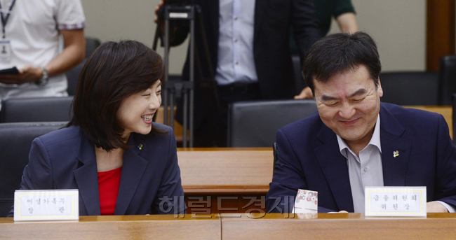 조윤선(좌부터/정무직공무원/전국회의원/여성가족부장관),신제윤(정무직공무원/전행정공무원/금융위원회위원장)
5일 오전 서울 여의도 수출입은행에서 2013년 제8차 경제관계장관회의가 열린 가운데 신제윤 금융위원회 위원장과 조윤선 여성가족부 장관이 회의 전 담소를 나누며 밝은 표정을 짓고 있다. 현오석 경제부총리 겸 기획재정부 장관은 이날 ‘직장어린이집 확대방안’, ‘보존 부적합 국유재산 정리 및 관리 강화방안’ 등에 대해 논의했다.