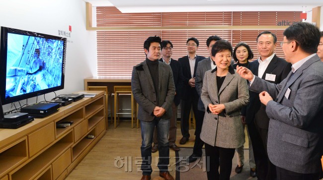 박근혜 대통령은 12일 창조경제 현장방문으로 서초동 알티캐스트사를 방문, 기업인들의 현장의견을 청취했다. 박대통령이 스마트 셋톱박스에 대한 설명을 듣고 있다. 오른쪽 강원철 알티캐스트 대표, 왼쪽 전원근 CR그룹 이사<br />정희조기자 checho@heraldcorp.com