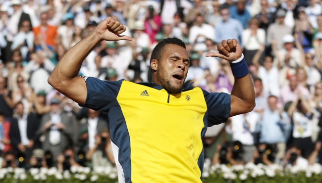 <YONHAP PHOTO-0318> France's Jo-Wilfried Tsonga celebrates defeating Switzerland's Roger Federer in three sets 7-5, 6-3, 6-3, in their quarterfinal match at the French Open tennis tournament, at Roland Garros stadium in Paris, Tuesday June 4, 2013. (AP Photo/Petr David Josek)/2013-06-05 07:44:28/ <저작권자 ⓒ 1980-2013 ㈜연합뉴스. 무단 전재 재배포 금지.>
Jo-Wilfried Tsonga celebrates after defeating Roger Federer at the French Open on Tuesday.   AP-Yonhap News