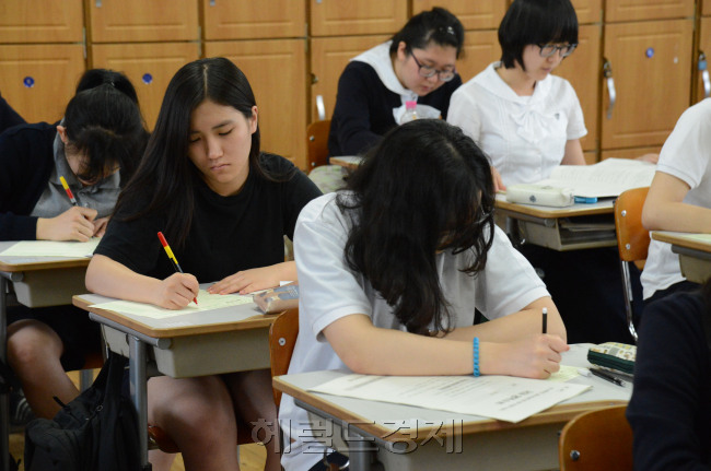 5일 전국학력평가모의고사가 각 학교별로 치러졌다. 서울 안국동 풍문여고 3학녕 학생들이 시험을 치르고 있다.<br />정희조 기자/checho@heraldcorp.com 130605
5일 전국학력평가모의고사가 각 학교별로 치러졌다. 서울 안국동 풍문여고 3학녕 학생들이 시험을 치르고 있다.
정희조 기자/checho@heraldcorp.com 130605