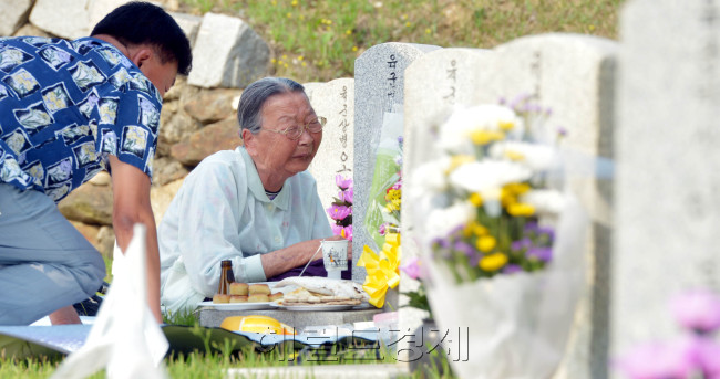 현충일을 앞두고 5일 오전 서울 동작구 국립서울현충원에서 어머니가 순직한 아들의 묘비앞에서 눈물을 흘리고 있다.<br />김명섭 기자 msiron@heraldcorp.com