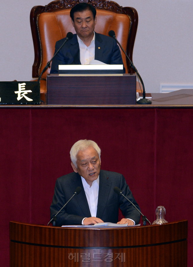 5일 오전 서울 여의도 국회에서 열린 본회의에서 김한길 민주당 당대표가 교섭단체대표 연설을 하고 있다./안훈기자 rosedale@ 2013.06.05
5일 오전 서울 여의도 국회에서 열린 본회의에서 김한길 민주당 당대표가 교섭단체대표 연설을 하고 있다./안훈기자 rosedale@ 2013.06.05
5일 오전 서울 여의도 국회에서 열린 본회의에서 김한길 민주당 당대표가 교섭단체대표 연설을 하고 있다./안훈기자 rosedale@ 2013.06.05
김한길 민주당 대표는 5일 국회에서 교섭단체대표 연설에서 박근혜정부 100일을 ‘불신, 불안, 불통’의 시간이었다고 규정하면서, 사회적 갈등을 해결하기 위한 대타협위원회 등 4개 특위구성을 제안했다.