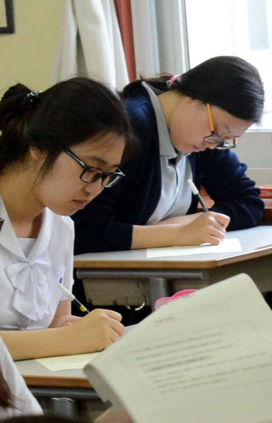 5일 전국학력평가모의고사가 각 학교별로 치러졌다. 서울 안국동 풍문여고 3학녕 학생들이 시험을 치르고 있다.<br />정희조 기자/checho@heraldcorp.com 130605
Students sit for a national evaluton exam for the 2014 College Scholastic Ability Test at Pungmoon Girls’ High School in Seoul on Wednesday. The Korea Institute for Curriculum and Evaluation, which administers the state-run college admission test, announced that 645,960 students at 2,118 high schools and 258 private institutions took the test.   Chung Hee-cho/The Korea Herald