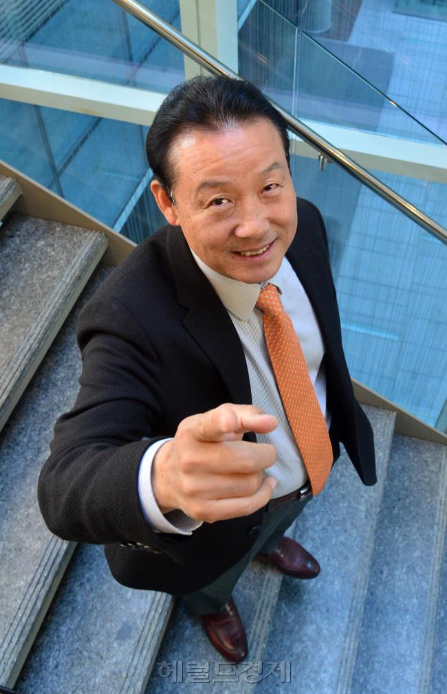 정지완(기업인/솔브레인대표이사회장/코스닥협회회장)
누구에게나 살면서 ‘세 번의 기회’가 있다고 한다. 정말 세 번의 기회가 오는 것인지, 혹시 왔는데 모르고 지나친 것은 아닌지, 또는 아직 한 번도 오지 않은 것은 아닌지 궁금할 때가 많다. 영영 만나지 못할 수도 있다는 불안감에 ‘기회’에 집착하기도 한다.