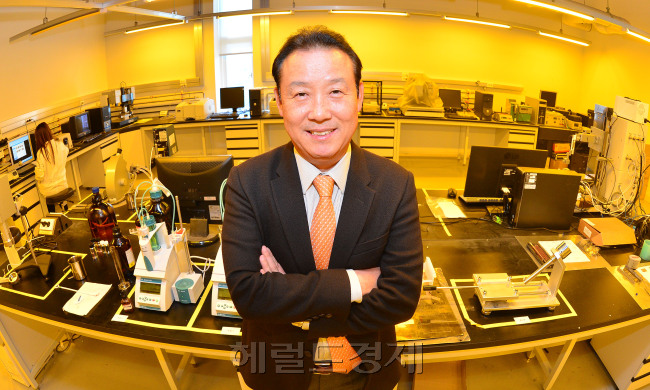 정지완(기업인/솔브레인대표이사회장/코스닥협회회장)
누구에게나 살면서 ‘세 번의 기회’가 있다고 한다. 정말 세 번의 기회가 오는 것인지, 혹시 왔는데 모르고 지나친 것은 아닌지, 또는 아직 한 번도 오지 않은 것은 아닌지 궁금할 때가 많다. 영영 만나지 못할 수도 있다는 불안감에 ‘기회’에 집착하기도 한다.