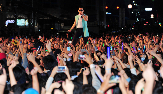 싸이(박재상/가수/음악PD)
Psy performs before some 100,000 fans at Seoul City Hall on Oct. 4, 2012. (Chung Hee-cho/The Korea Herald)