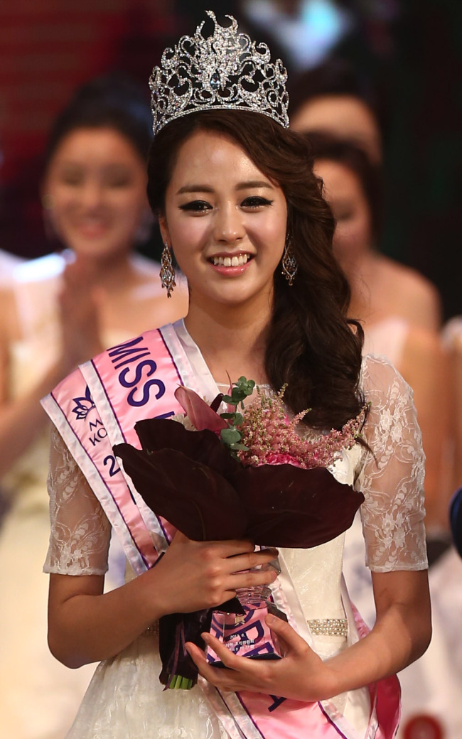 유예빈(미스코리아)
<YONHAP PHOTO-1980> 2013 미스코리아 眞 유예빈 (서울=연합뉴스) 유용석 기자 = 4일 오후 서울 세종로 세종문화회관 대극장에서 열린 '2013 미스코리아 대회'에서 진으로 선정된 유예빈(대구 진) 양이 밝게 웃고 있다. 2013.6.4 yalbr@yna.co.kr/2013-06-04 21:57:32/ <저작권자 ⓒ 1980-2013 ㈜연합뉴스. 무단 전재 재배포 금지.>
Yoo Ye-bin smiles after being crowned at the Miss Korea 2013 beauty pageant Tuesday.   Yonhap News