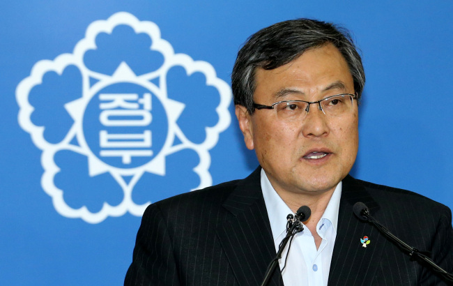 최문기(정무직공무원/전교수/미래창조과학부장관)
Choi Mun-kee, minister of science, ICT and future planning, announces measures to promote the “creative economy” at a news conference in Seoul on Wednesday.   Yonhap News