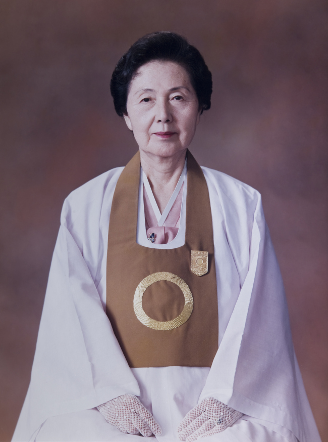 <YONHAP PHOTO-0849> 홍라희 리움미술관장 모친 별세 (서울=연합뉴스) 홍라희 리움미술관 관장과 홍석현 중앙일보 회장의 어머니이자 이건희 삼성 회장의 장모인 김혜성 씨가 5일 삼성서울병원에서 노환으로 별세했다. 향년 90세. 2013.6.5 <<문화부 기사 참조. 원불교 제공>> kong@yna.co.kr/2013-06-05 12:15:04/ <저작권자 ⓒ 1980-2013 ㈜연합뉴스. 무단 전재 재배포 금지.>
Kim Hye-seong