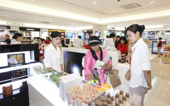 Lotte Duty-Free Shop in Indonesia’s Soekarno-Hatta Airport.   Lotte Hotel