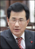 이시종(광역단체장/전국회의원/충청북도도지사)
충북도는 이시종<사진> 도지사가 외자유치를 위해 충북 투자유치단과 함께오는 9일부터 13일까지 2박 5일간의 일정으로 미국 출장길에 오른다고 5일 밝혔다.