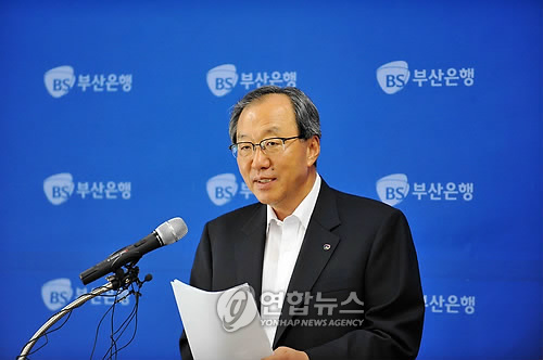 이장호(금융인/BS금융지주회장)
Financial authorities recently urged Busan-based BS Financial Group chief executive Lee Jang-ho to step down from his post voluntarily before his term expires in March 2014, according to market insiders on Wednesday.