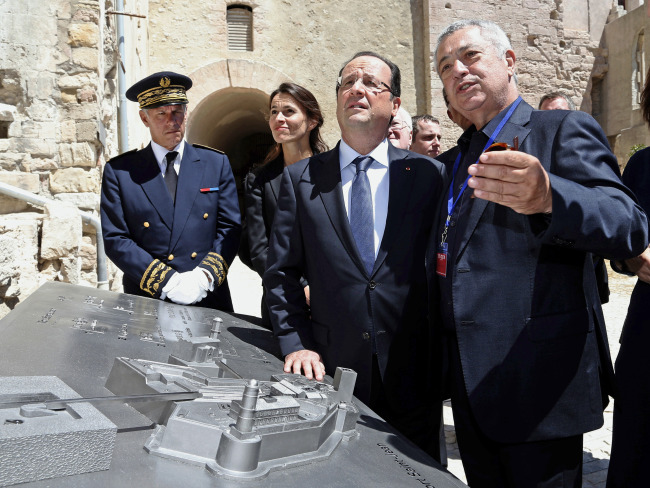 French President Francois Hollande (second from right) talks to architect Roland Carta and French Culture Minister Aurelie Filippetti (second from left) during his visit to the Museum of Civilizations from Europe and the Mediterranean (MuCEM) in Marseille, southern France, on Tuesday.   AP-Yonhap News