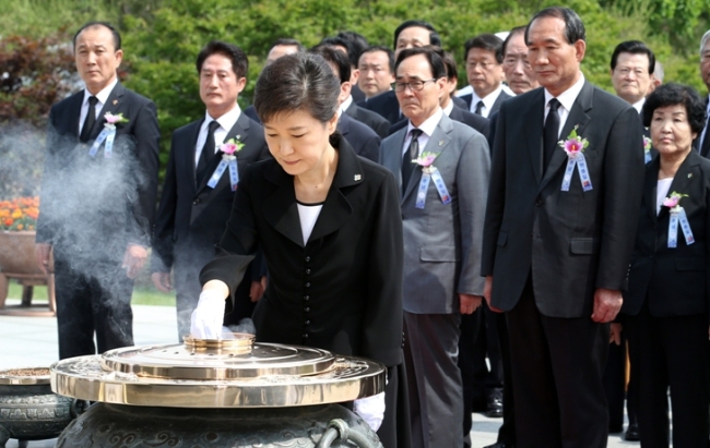 박근혜(대통령)
President Park Geun-hye visits the Seoul National Cemetery to commemorate the Memorial Day, Thursday. (Yonhap News)