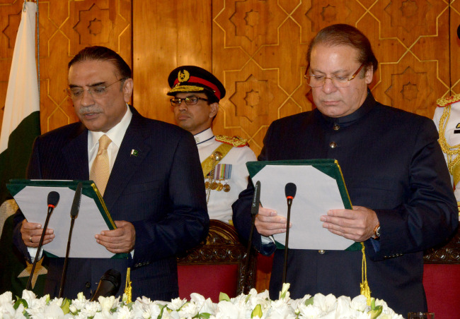 Pakistan’s President Asif Ali Zardari (left) administers the oath to new Prime Minister Nawaz Sharif at the Presidential Palace in Islamabad on Wednesday.   AP-Yonhap News