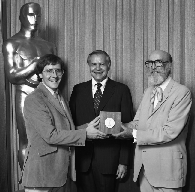 This undated publicity photo provided by the Motion Picture Academy of Arts and Sciences shows from left, John Lasseter, winner of Animation Achievement Award for “Lady and the Lamp” at the 1979 Student Academy Awards ceremony, Don Honicky, head of college relations for the Bell System, and presenter film animator T. Hee in Beverly Hills, California.   AP-Yonhap News