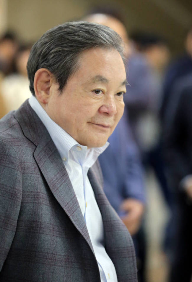 이건희(기업인/국제기관단체인/삼성전자회장)
For those who are not familiar with Lee Kun-hee’s powerful leadership, they may think Samsung Group’s transformation into a global powerhouse in most of the world’s key industries has been completed.