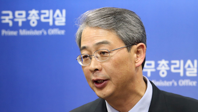 <YONHAP PHOTO-0877> 농협금융 차기 회장에 임종룡 씨 내정 (서울=연합뉴스) 중도 퇴임하는 신동규 농협금융지주 회장의 후임으로 역시 관료 출신인 임종룡 전 국무총리실장이 내정됐다. 농협금융은 6일 오전 열린 회장후보추천위원회(회추위) 회의에서 임 전 실장을 차기 회장으로 내정했다고 밝혔다. 사진은 지난 1월 정부세종청사에서 브리핑하는 임종룡 내정자의 모습. 2013.6.6 << 연합뉴스DB >> photo@yna.co.kr/2013-06-06 14:52:03/ <저작권자 ⓒ 1980-2013 ㈜연합뉴스. 무단 전재 재배포 금지.>
Lim Jong-ryong.   Yonhap News