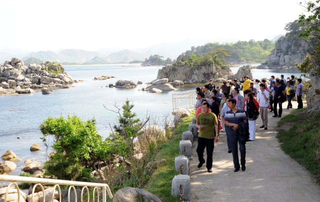 Foreign tourists visit the Mount Geumgang resort in North Korea on May 20 in a program organized by Beijing-based Young Pioneer Tours.