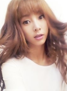 지나(최지나/가수)
지난 6일 지나는 자신의 트위터를 통해 “며칠 전 화보 촬영을 신나게 찍었다. 얼굴이 포동포동 동굴동굴. 머리는 약간 폭탄 맞은 듯”이라는 글과 함께 사진을 올렸다.
