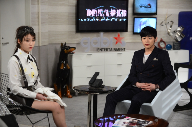 아이유(좌부터/이지은/가수),조정석(뮤지컬배우/탤런트)
요즘 거의 모든 지상파 드라마가 출생의 비밀을 내포하고 있다. ‘최고다 이순신’ ‘백년의 유산’ ‘금나와라 뚝딱’ ‘남자가 사랑할 때’ ‘원더풀마마’ 등이 출생의 비밀이라는 소재로 갈등을 강화하고 있다. 최근 끝난 일일극 ‘힘내요 미스터김’과 ‘오자룡이 간다’도 출생의 비밀이 깔려 있었다. 지상파 드라마들에서 출생의 비밀을 사용하지 않는 드라마를 찾기가 어려울 정도다.