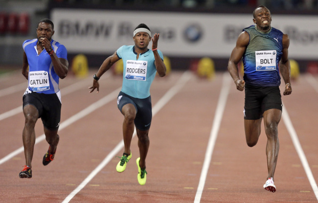 저스틴게이틀린(좌부터/JustinGatlin/육상선수),마이크로저스(MikeRodgers/육상선수),우사인볼트(UsainBolt/육상선수)
Justin Gatlin (left) of the United States competes alongside Michael Rodgers (center) of the United States and Usain Bolt of Jamaica on his way to win the men’s 100m event at the Golden Gala IAAF athletic meeting at Rome’s Olympic stadium on Thursday.   AP-Yonhap News