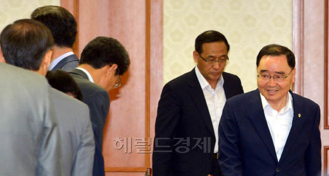 정홍원(정무직공무원/전변호사/대한민국국무총리)
7일 오전 서울 세종로 정부 서울청사에서 열린 국가정책조정회의에서 정홍원 국무총리가 참석 장차관들과 인사를 하고 있다.