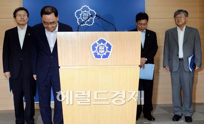 정홍원(정무직공무원/전변호사/대한민국국무총리)
7일 오전 서울 세종로 정부청사에서 정홍원 국무총리가 원전비리재발 방지책 발표에 앞서 인사를 하고 있다.