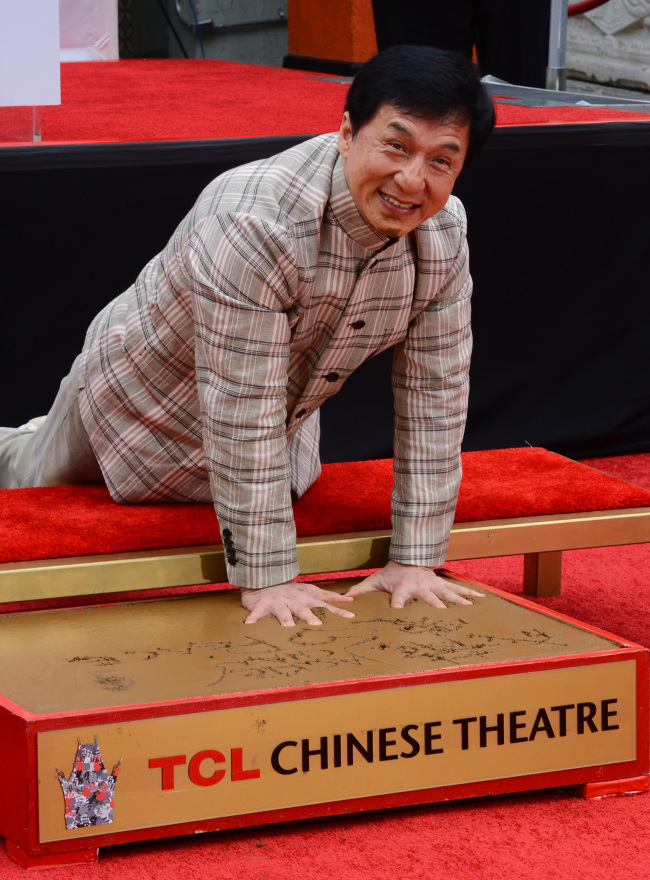 성룡(JackieChan/영화배우/영화감독)
Actor Jackie Chan participates in a hand and footprint ceremony in Hollywood on Thursday.   UPI-Yonhap News