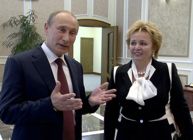 블라디미르푸틴(VladimirPutin/정치인/러시아대통령)
부인 류드밀라 여사와의 이혼 결정을 전력 발표한 블라디미르 푸틴 러시아 대통령이 이혼 절차가 끝난 후 곧 재혼할 것이란 소문은 사실이 아니라고 대통령 공보실이 7일(현지시간) 밝혔다.
