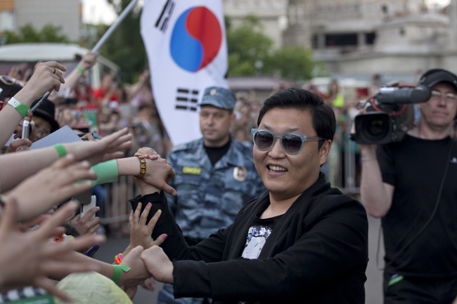 싸이(박재상/가수/음악PD)
Korean singer Park Jae-sang, better known as Psy, is pictured outside Olimpiysky Sports Complex prior to a press conference for his Moscow concert.   ITAR-TASS-Yonhap News