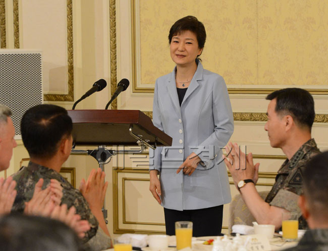 박근혜(대통령)
7일 박근혜 대통령이 청와대 영빈관에서 전군 주요지휘관을 격려하는 오찬자리를 가졌다. 북한의 대화제의로 남북경색이 해결될 기미가 보이자 박대통령의 표정도 한결 밝아져 시종 웃음을 띤 채 행사를 진행하였다. 박대통령이 모두발언을 마치고 박수를 받고 있다.