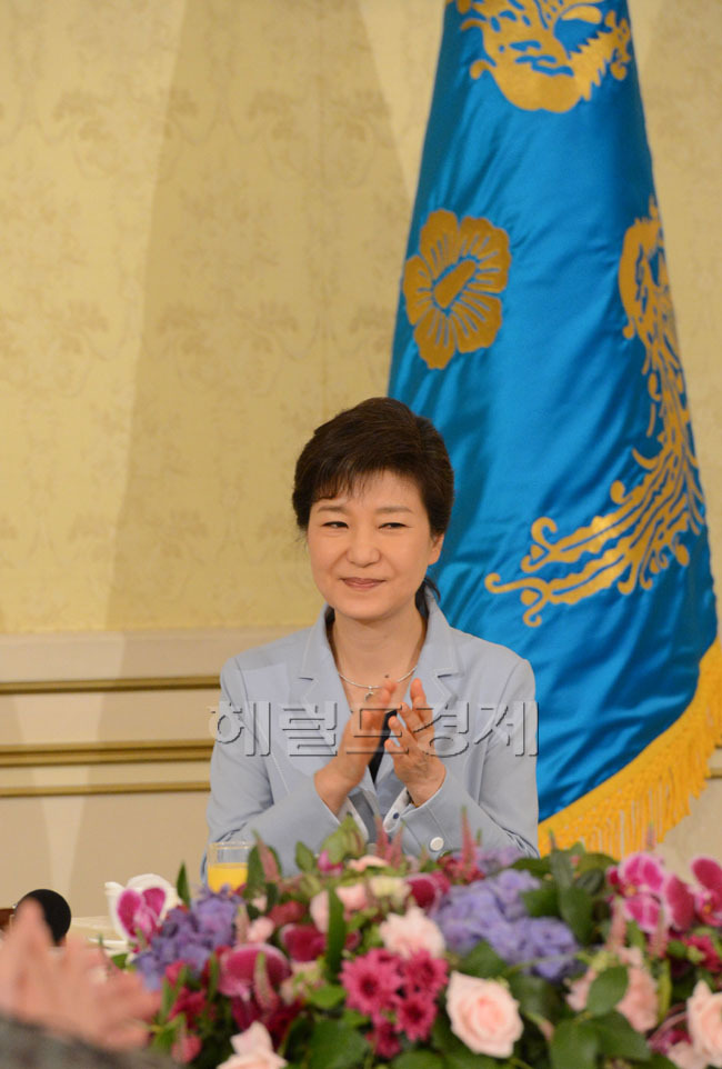 박근혜(대통령)
7일 박근혜 대통령이 청와대 영빈관에서 전군 주요지휘관을 격려하는 오찬자리를 가졌다. 북한의 대화제의로 남북경색이 해결될 기미가 보이자 박대통령의 표정도 한결 밝아져 시종 웃음을 띤 채 행사를 진행하였다.