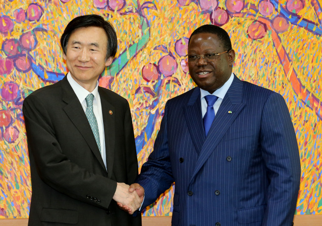 Foreign Minister Yun Byung-se shakes hands with his Gabonese counterpart Emmanuel Issoze Ngondet at the ministry on Friday.   Yonhap News