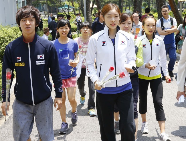 김연아(스케이트선수)
Olympic gold medalist Kim Yu-na (right) and fellow figure skaters attend a rally in preparation for the upcoming 2014 Sochi and 2018 PyeongChang Winter Olympics held at the National Training Center in Taeneung, Seoul, Friday.   Yonhap News