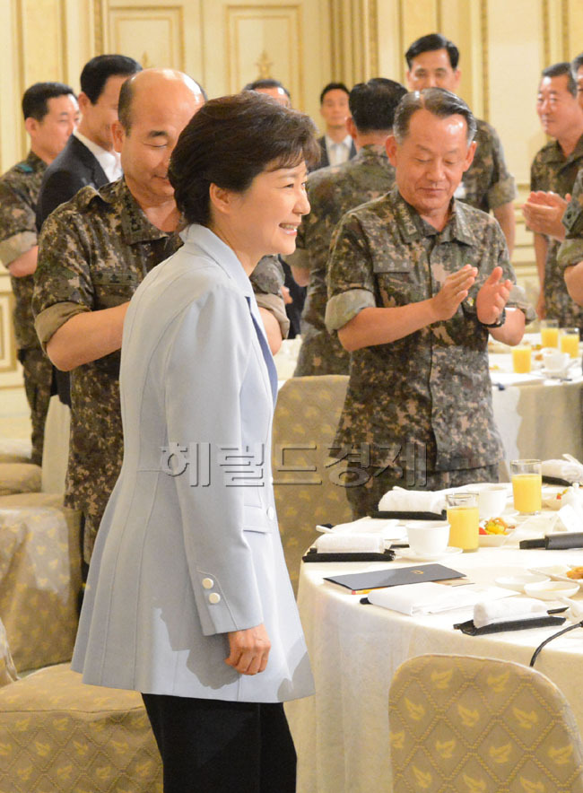 박근혜(대통령)
7일 박근혜 대통령이 청와대 영빈관에서 전군 주요지휘관을 격려하는 오찬자리를 가졌다. 북한의 대화제의로 남북경색이 해결될 기미가 보이자 박대통령의 표정도 한결 밝아져 시종 웃음을 띤 채 행사를 진행하였다. 박대통령이 헤드테이블에 앉기직전 전군주요지휘관들의 뜨거운 환영을 받고 있다.