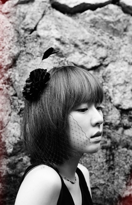 요조(신수진/가수/영화배우)
가수 이효리가 남자친구 이상순의 전 연인에 대해 언급하면서 가수 요조에게 관심이 쏠리고 있다.