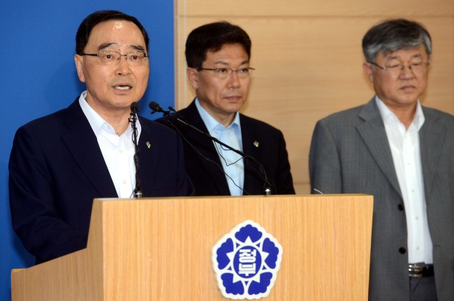 Prime Minister Chung Hong-won (left) speaks at a press conference on clamping down on the latest corruption at nuclear power plants.   Ahn Hoon/The Korea Herald