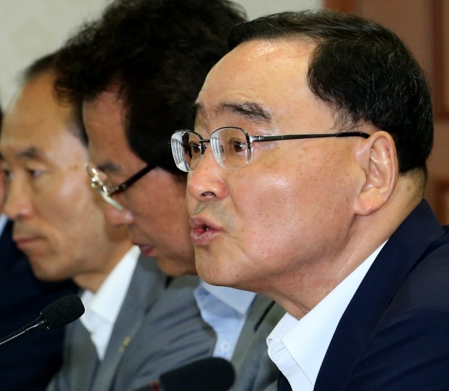 정홍원(정무직공무원/전변호사/대한민국국무총리)
정홍원 국무총리가 ‘원전 비리와의 전쟁’을 선포하며 원전 문제에 관한 강공 드라이브를 걸고 있다.