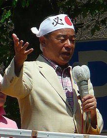 하시모토도루(HashimotoToru/정치인/전변호사/일본오사카시시장)
교도통신에 따르면 나카야마 나리아키<사진> 중의원 의원단 회장(69)은 7일 소속당 중의원 의원단 회의에서 조선인 위안부 강제연행 사실을 부정하며 “(조선인들은) 자기 자식과 이웃의 딸이 연행되는 것을 가만히 보고 있었단 말인가”라며 “그 정도로 조선인들이 겁쟁이였단 말인가”라고 했다고 연합뉴스는 전했다.