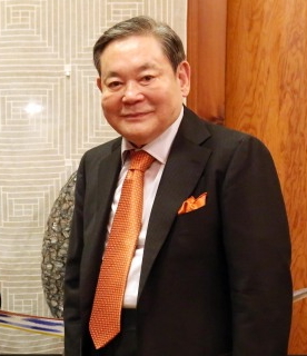이건희(기업인/국제기관단체인/삼성전자회장)
Lee Kun-hee, chairman of Samsung Electronics, on Friday issued words of thanks to Samsung employees to mark the 20th anniversary of his “New Management Initiative,” and also reminded them it was time to take Samsung to the next level.