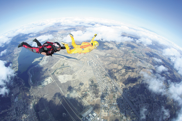 A skydiving instructor (left) guides a student mid-air. (Seoul Skydiving School)
스카이다이빙을 하는 모습.