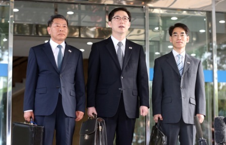 South Korean delegations are leaving for working-level talks with North Korean counterparts at the truce village of Panmunjom on Sunday. (Yonhap News)