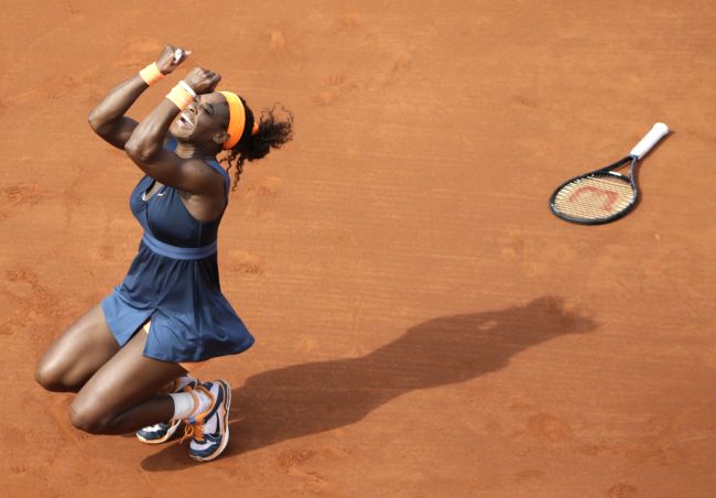 Serena Williams celebrates her French Open victory over Maria Sharapova on Saturday.   AFP-Yonhap News