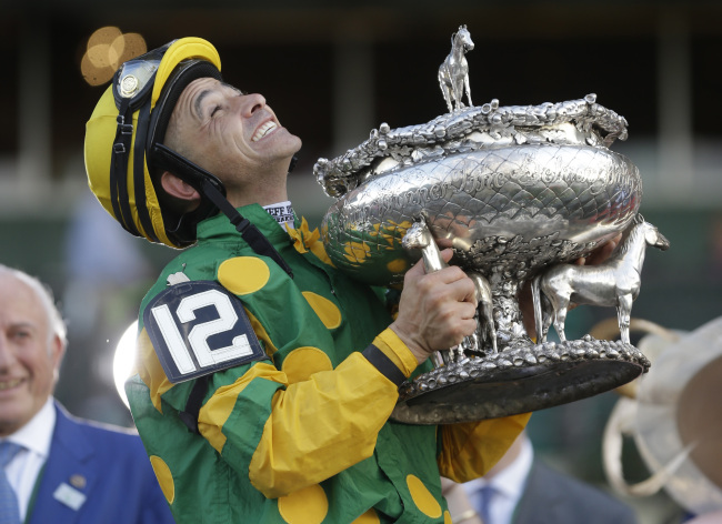 Palace Malice jockey Mike Smith holds the Belmont Stakes trophy on Saturday.   AP-Yonhap News