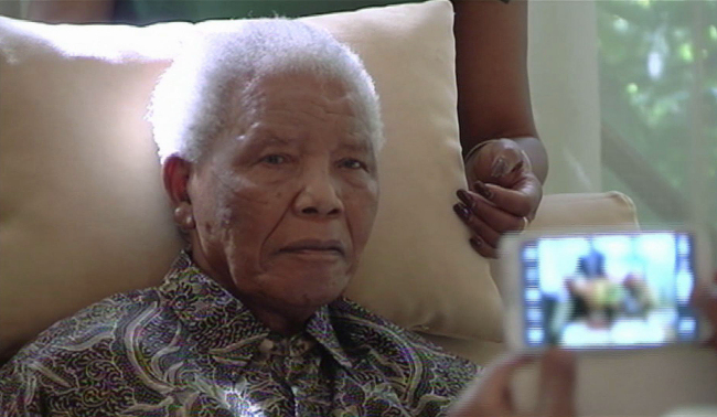 <YONHAP PHOTO-0528> FILE - In this file image taken from video, the ailing anti-apartheid icon Nelson Madela is filmed Monday April 29, 2013, more than three weeks after being released from hospital. The office of South Africa's president said Saturday, June 8, 2013 that Mandela has been taken to a hospital because of a lung infection. (AP Photo/SABC TV) SOUTH AFRICA OUT/2013-06-08 15:15:23/ <저작권자 ⓒ 1980-2013 ㈜연합뉴스. 무단 전재 재배포 금지.>
Nelson Mandela.   AP-Yonhap News