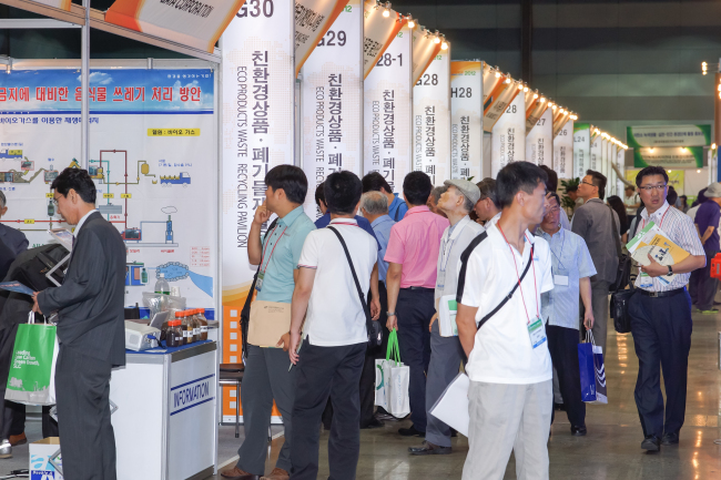 Participants attend the International Exhibition on Environmental Technology and Green Energy held in 2012.   Environment Ministry