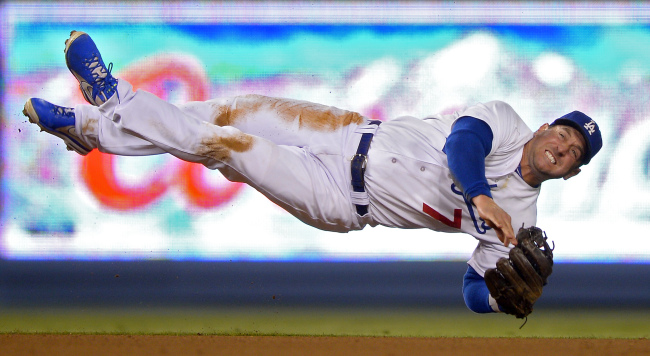 Los Angeles Dodgers second baseman Nick Punto throws to first base in the fifth inning on Saturday.   AP-Yonhap News